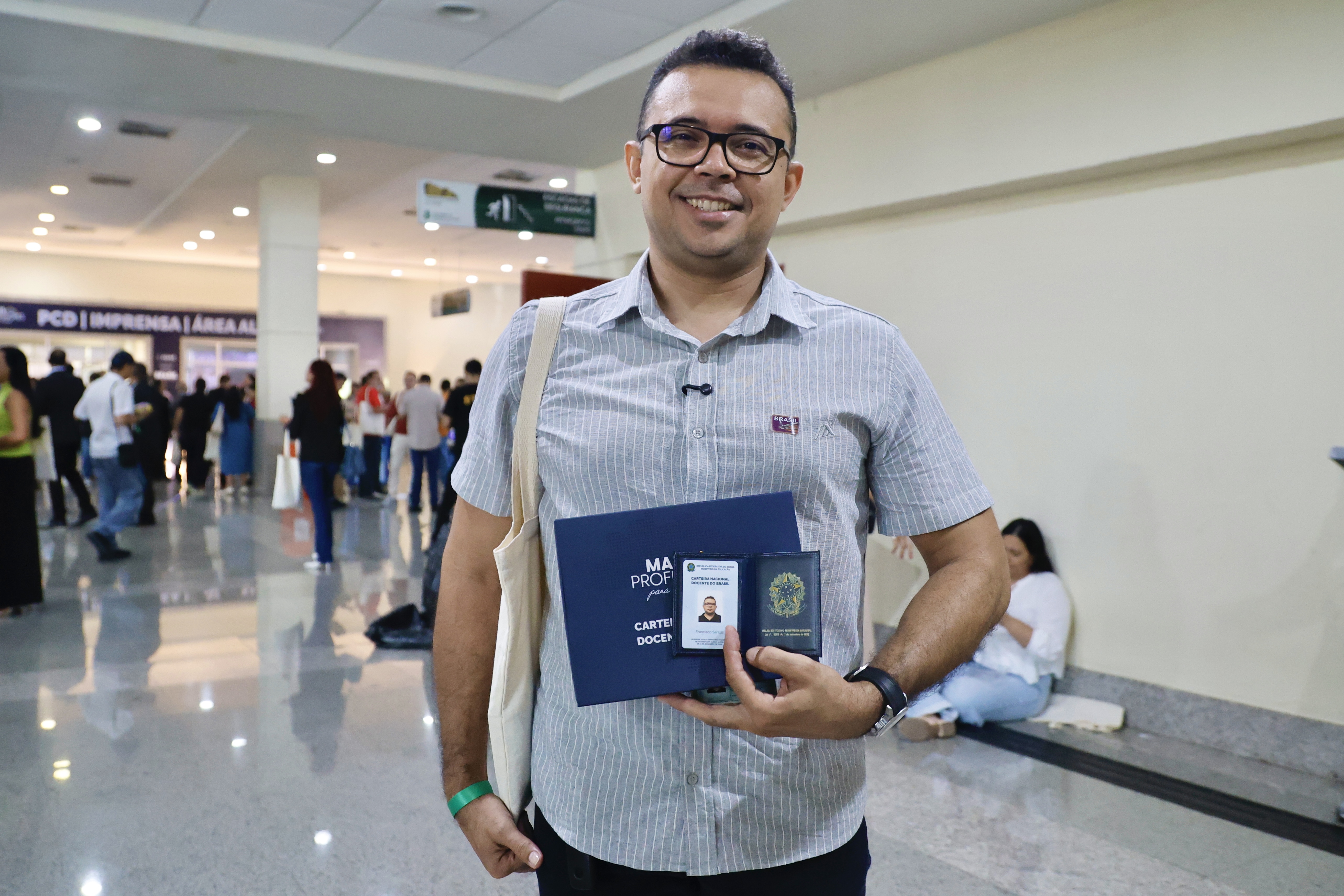 Professor Osmidio posa para a foto com a sua carteira nacional do docente